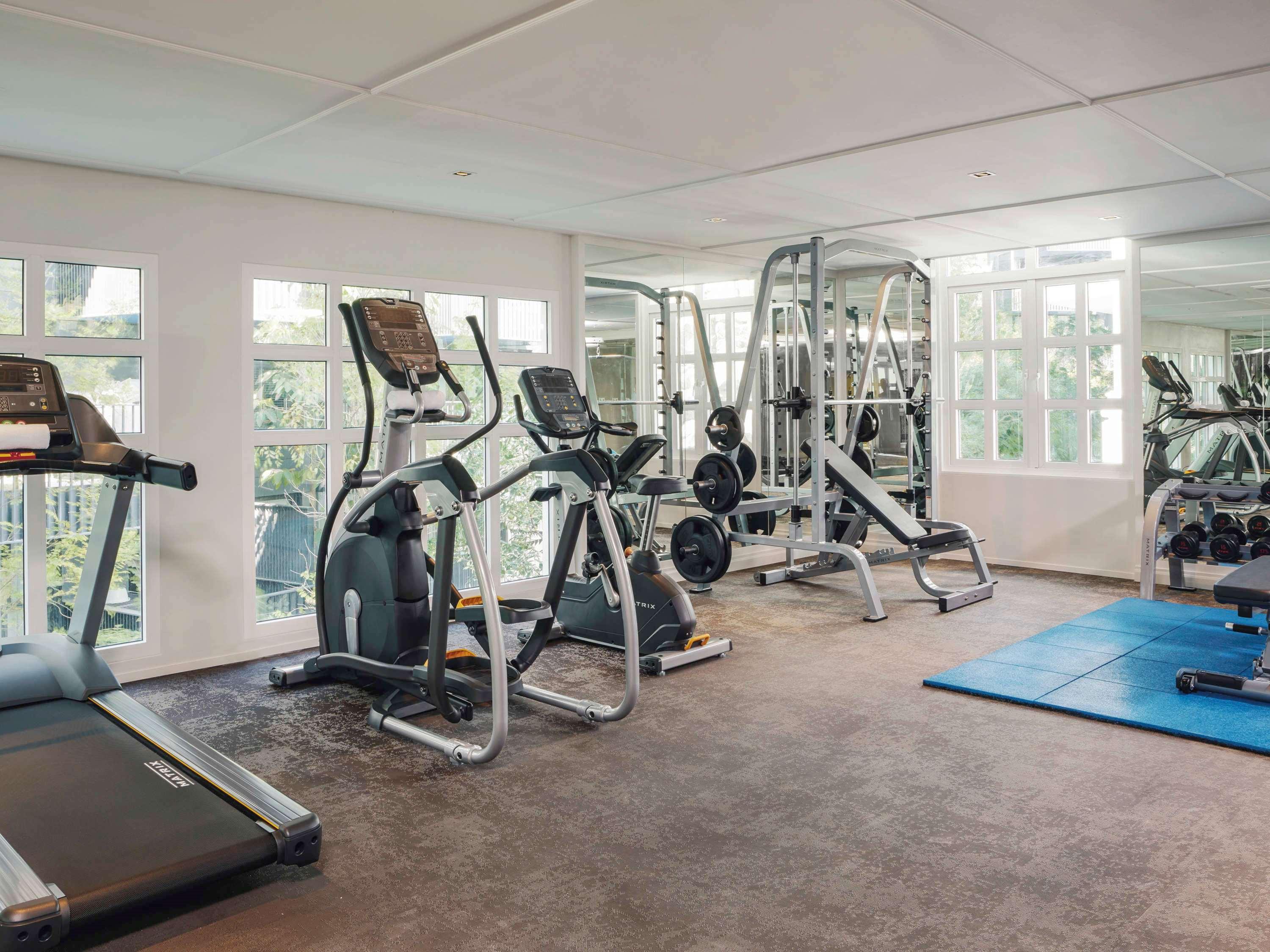 Moevenpick Myth Hotel Patong Phuket Esterno foto The gym at the hotel