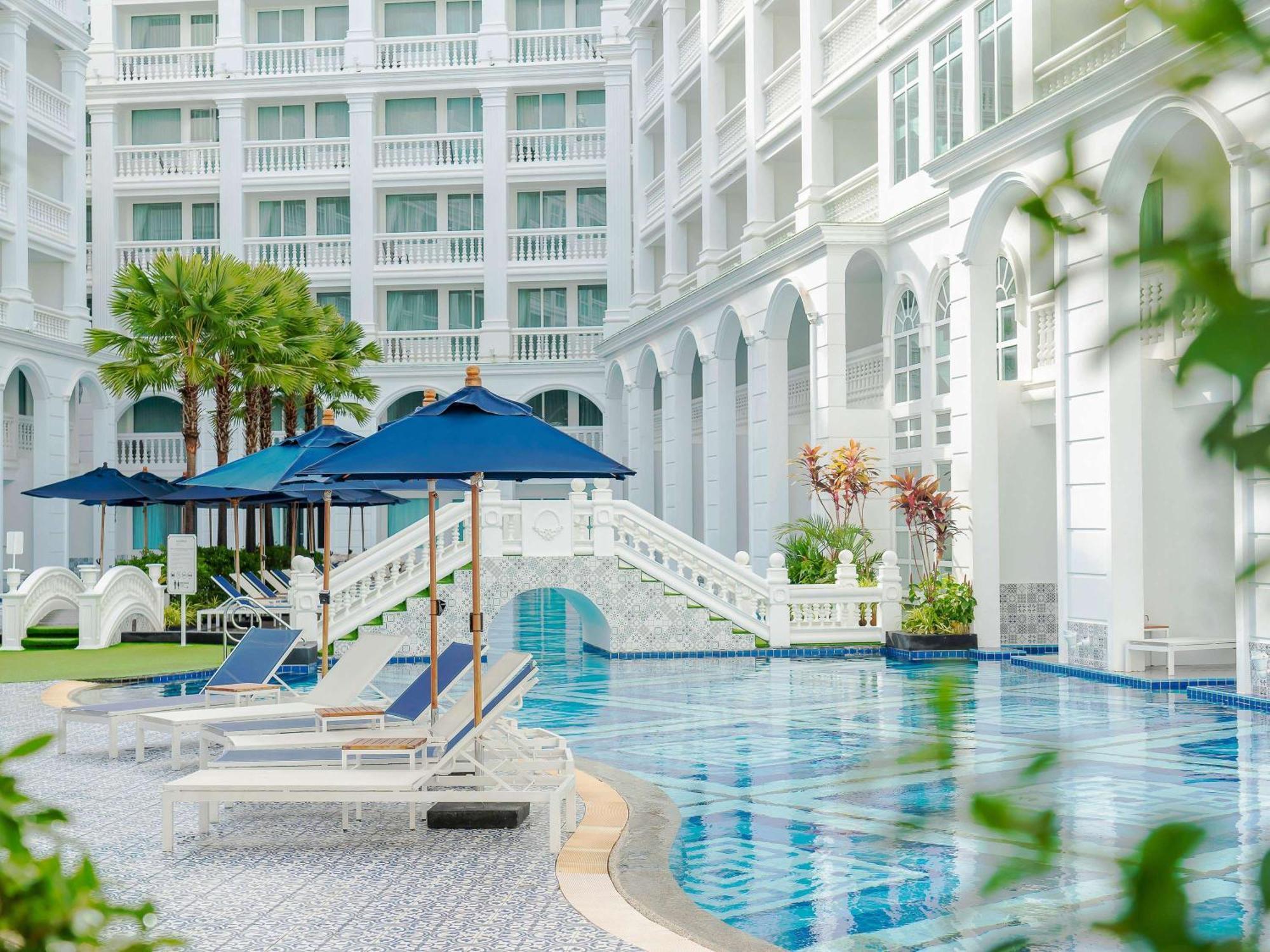 Moevenpick Myth Hotel Patong Phuket Esterno foto The pool at E&O 88