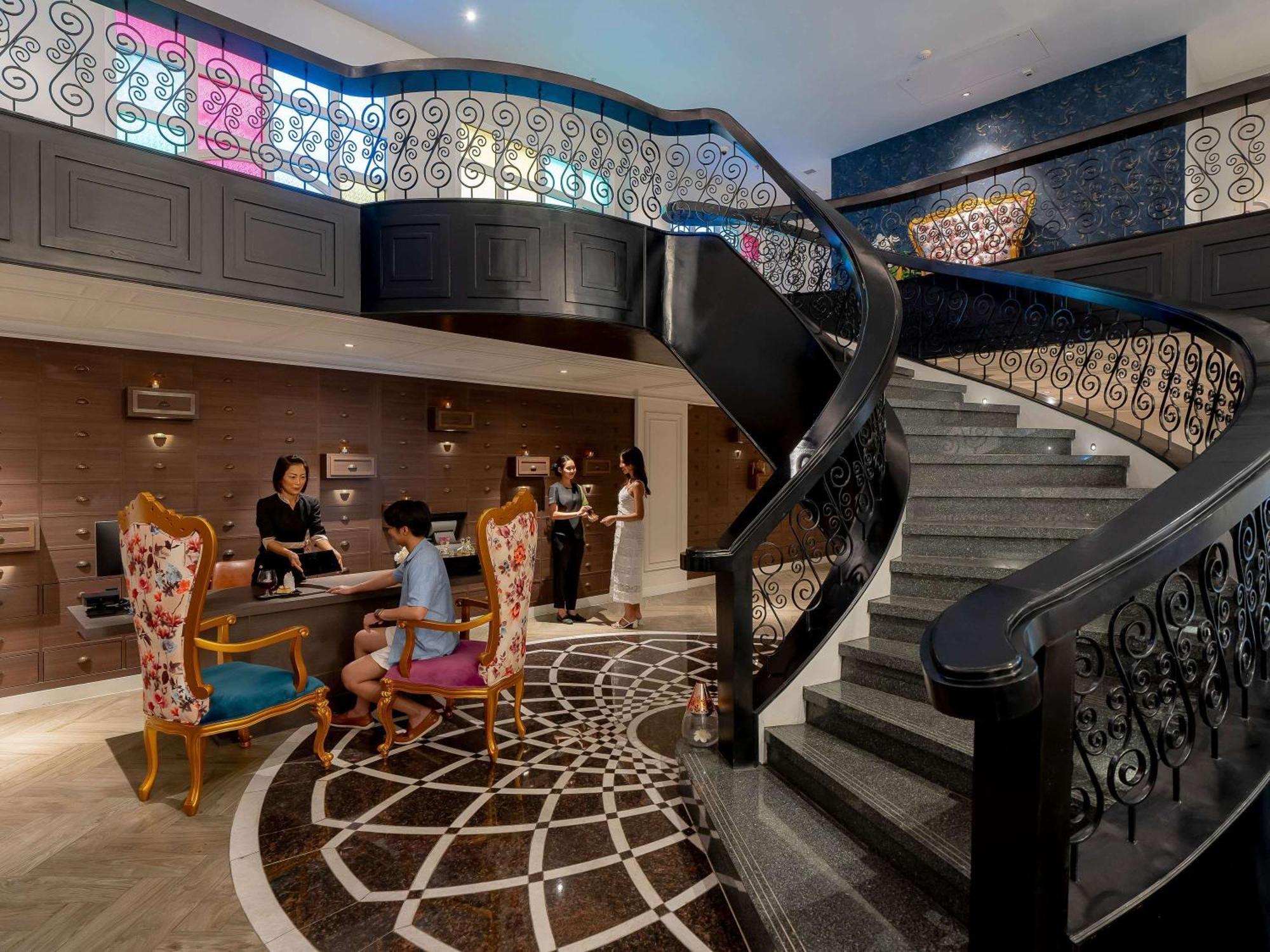 Moevenpick Myth Hotel Patong Phuket Esterno foto The lobby of the hotel