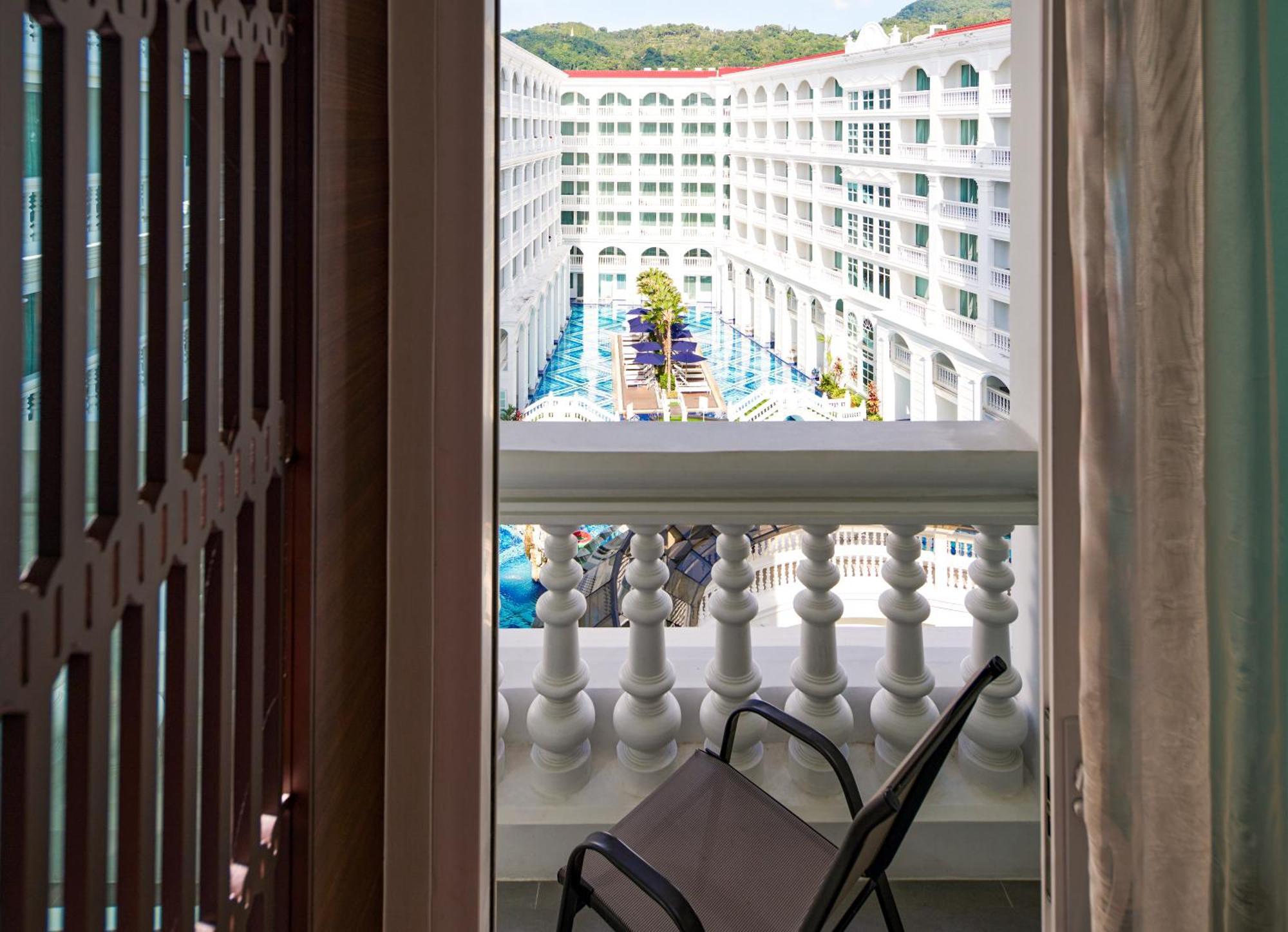 Moevenpick Myth Hotel Patong Phuket Esterno foto A view of the resort from a guest room