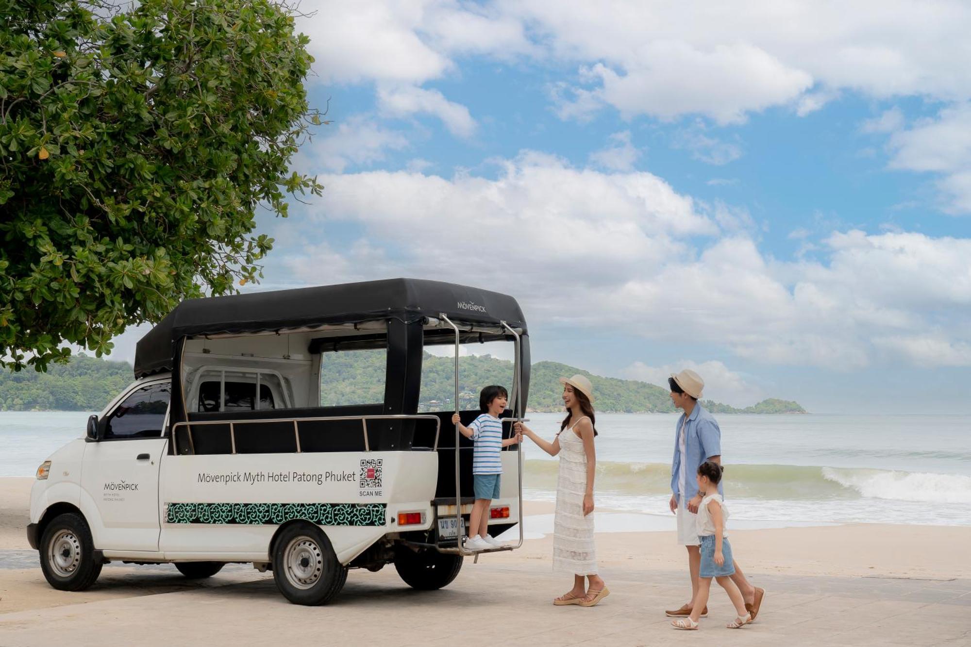 Moevenpick Myth Hotel Patong Phuket Esterno foto Family at the beach