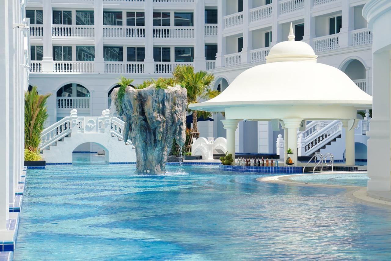 Moevenpick Myth Hotel Patong Phuket Esterno foto The Royal Pool